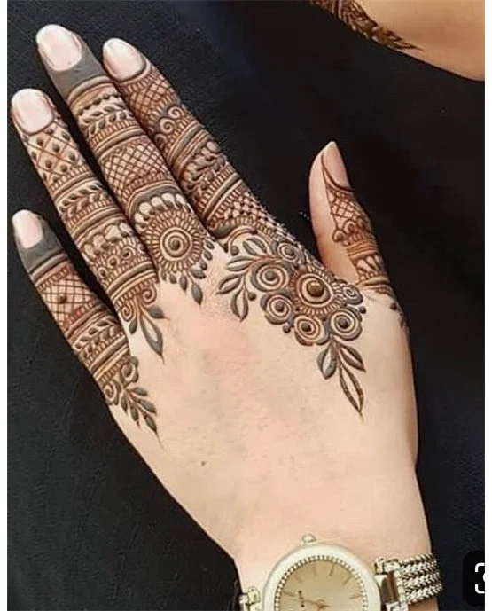 Contemporary Tendril With Chain Covering Finger Mehndi Design